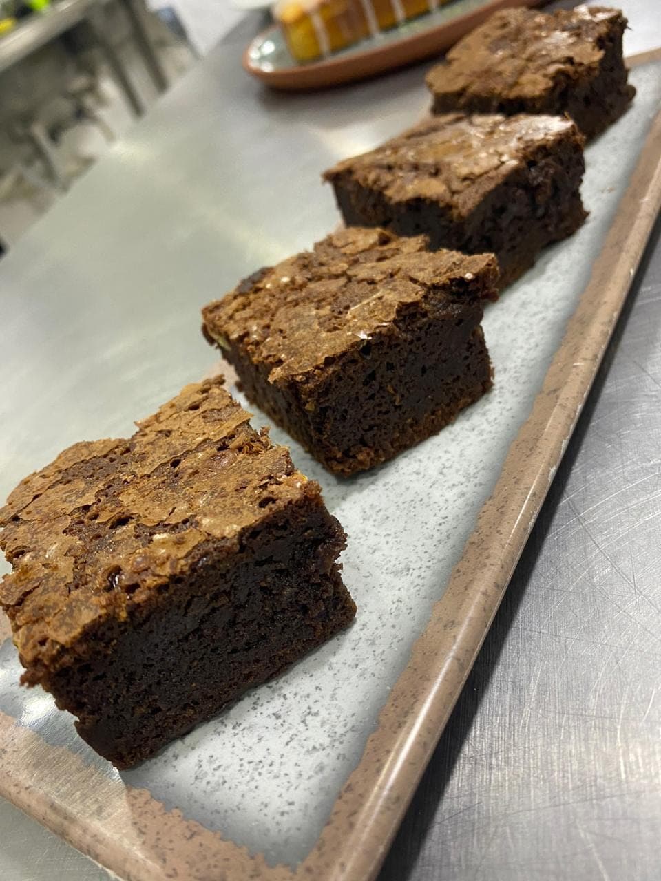Brownies fatiados alinhados em bandeja