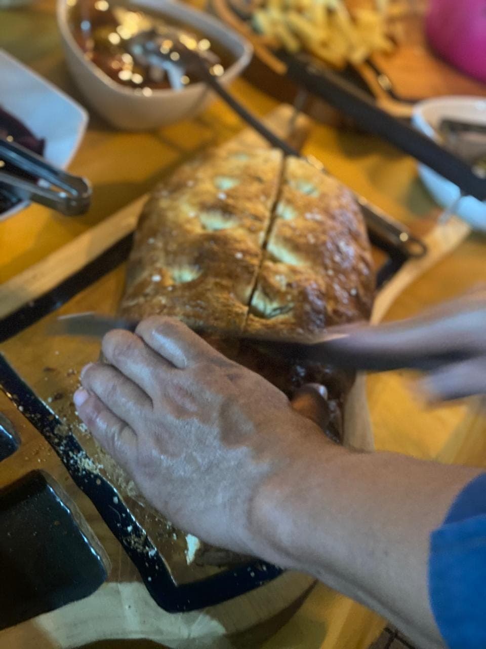 Torta rústica sendo cortada na mesa do buffet