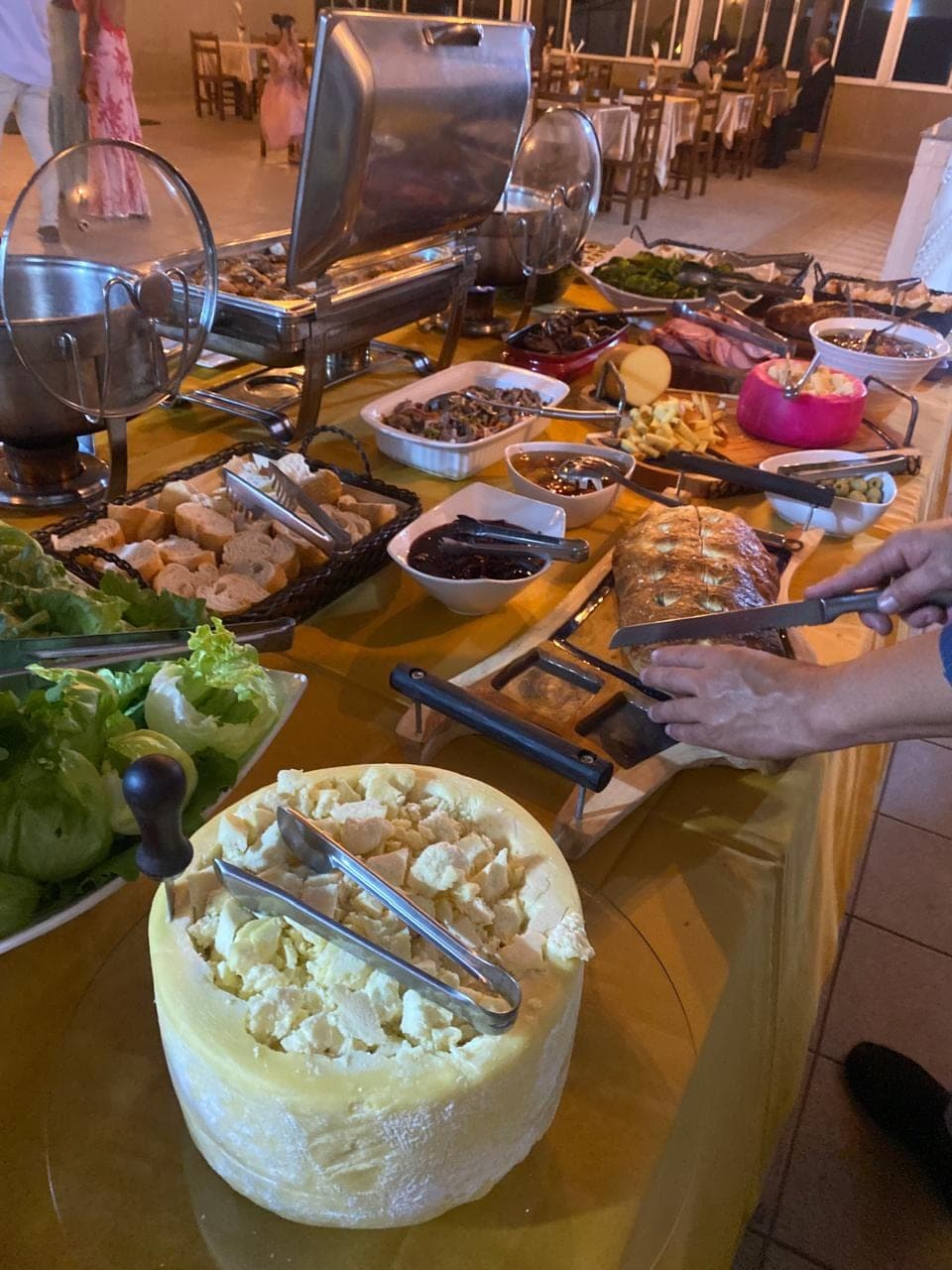 Estação de saladas e queijos montada na linha do buffet
