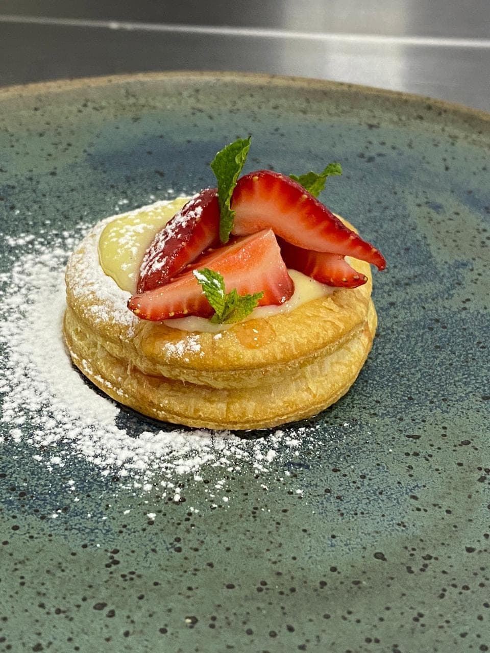 Mil-folhas com creme e morangos, polvilhado com açúcar de confeiteiro