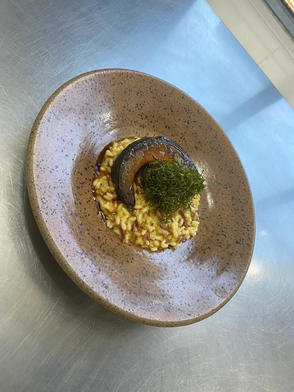 Risoto finalizado em prato de cerâmica artesanal