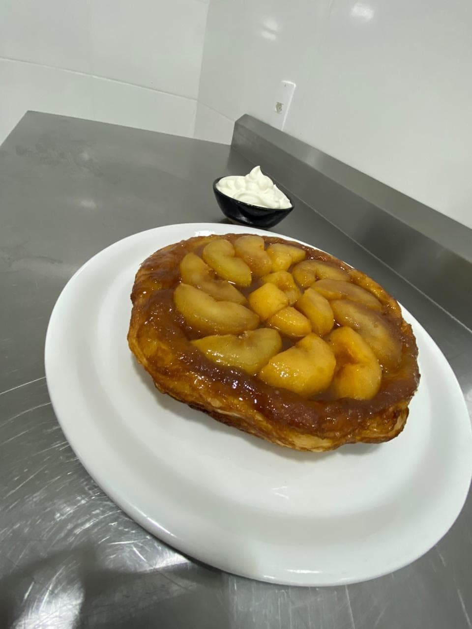 Tarte tatin de maçã caramelizada servida em prato branco
